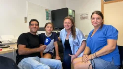 Anaís Darder, vecina de Catarroja, enseña a Alberto Herrera la frase que hay pintada en un colegio y que refleja lo que pasó tras la Dana