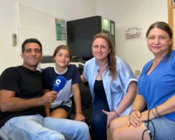 Anaís Darder, vecina de Catarroja, enseña a Alberto Herrera la frase que hay pintada en un colegio y que refleja lo que pasó tras la Dana